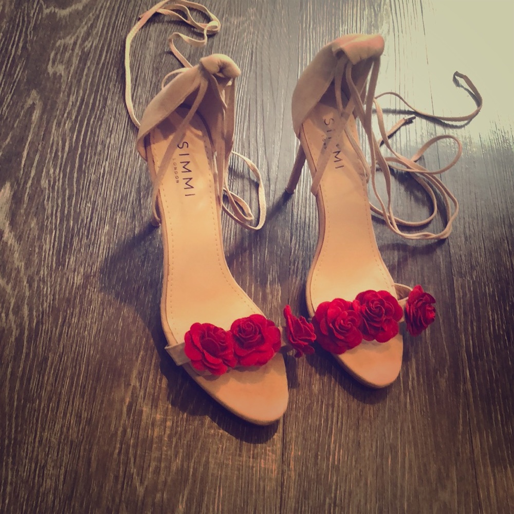 Lace up nude sandals with red rose details